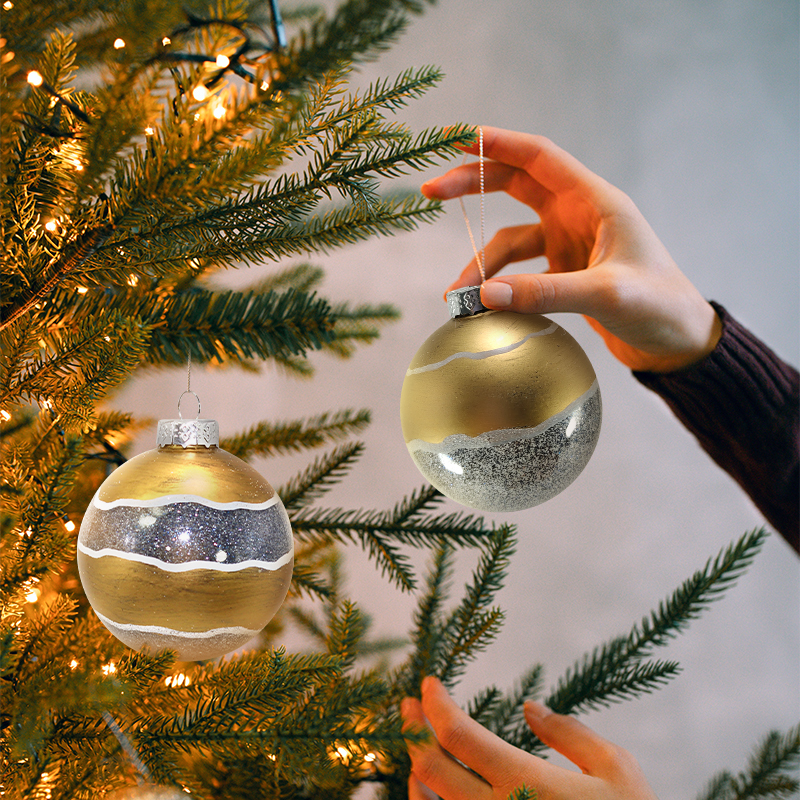Elegant Glass Christmas Ornaments ， Personalized Options Available ， Ideal for Holiday Atmosphere