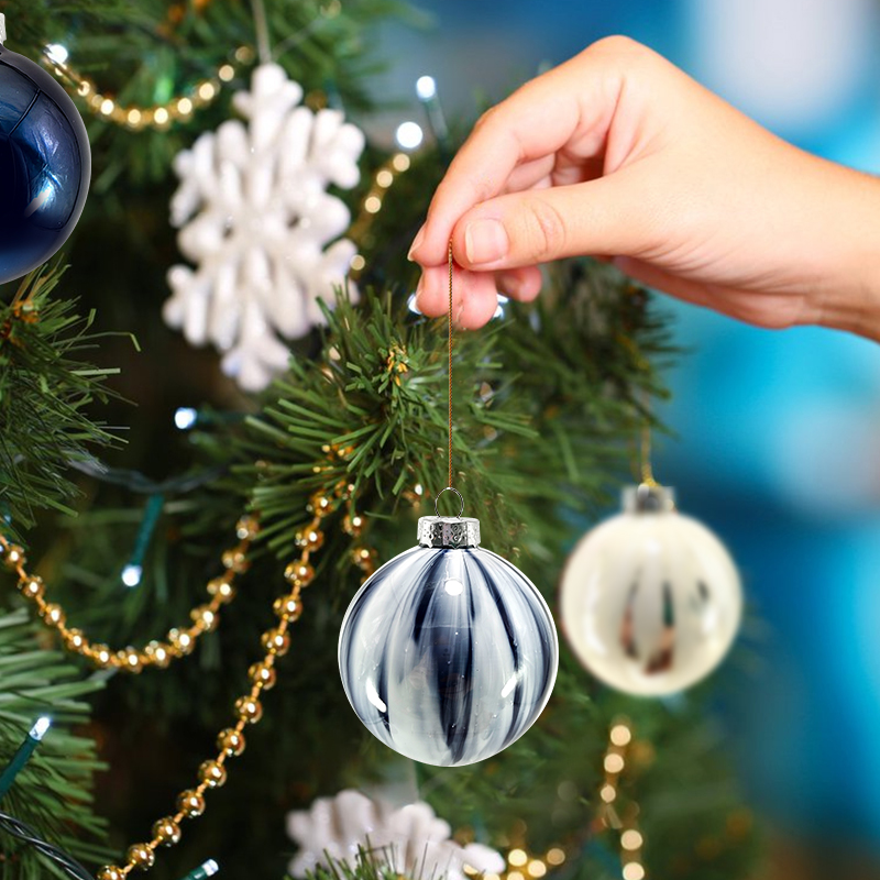 Elegant Glass Christmas Ornaments ， Personalized Options Available ， Ideal for Holiday Atmosphere
